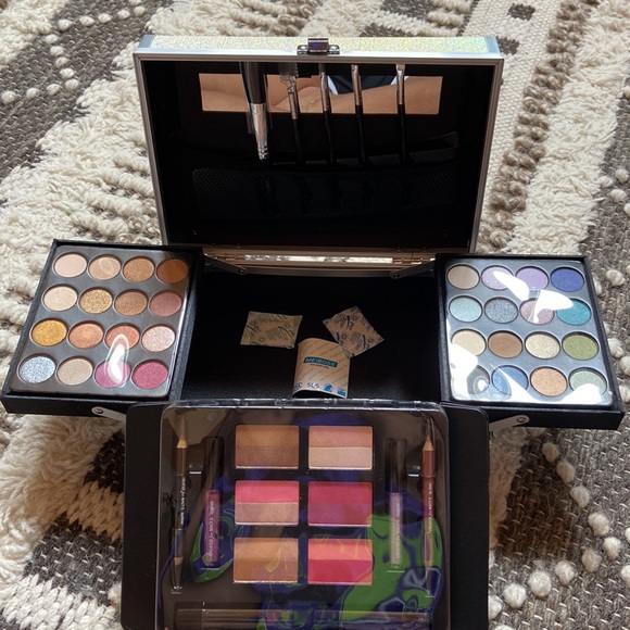 Macy’s Complete Makeup Set - Picture 7 of 7